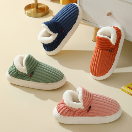 quatre paires de chaussons en fleece dans les coloris vert, bleu, orange et rose avec doublure blanche