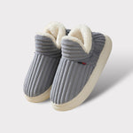 chaussons d'hiver gris en fleece avec doublure blanche moelleuse et semelle antidérapante blanche