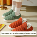personne portant des chaussons thérapeutiques en fleece orange et vert avec doublure blanche