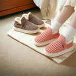 personne portant des chaussons en fleece rose et marron avec doublure blanche moelleuse