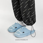 chaussons requin bleus avec semelle antidérapante pour une sécurité optimale à la maison