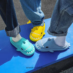 chaussons requin avec doublure peluche ultra-douce disponibles en plusieurs coloris