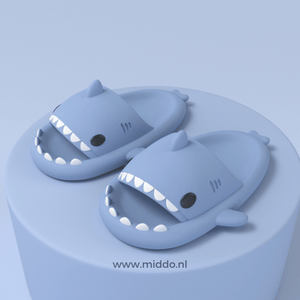 chaussons requin d'été coloris bleu présentés sur fond bleu assorti