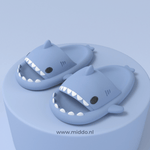 chaussons requin d'été coloris bleu présentés sur fond bleu assorti