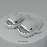 chaussons requin d'été coloris gris présentés sur fond gris assorti