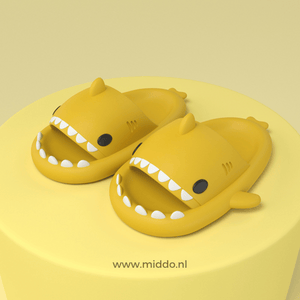 chaussons requin d'été coloris jaune présentés sur fond jaune assorti