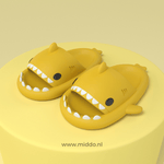 chaussons requin d'été coloris jaune présentés sur fond jaune assorti