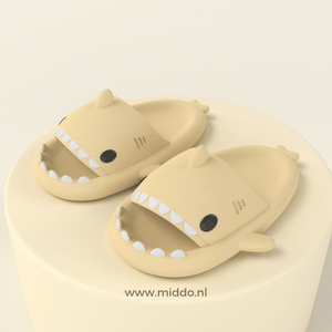 chaussons requin d'été coloris jaune pâle présentés sur fond jaune pâle assorti