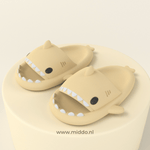 chaussons requin d'été coloris jaune pâle présentés sur fond jaune pâle assorti