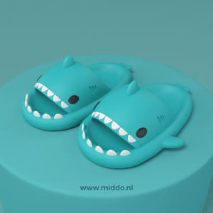 chaussons requin d'été coloris vert menthe présentés sur fond menthe assorti