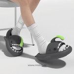 chaussons requin d'été noirs avec détail vert, coupe légère et aérée