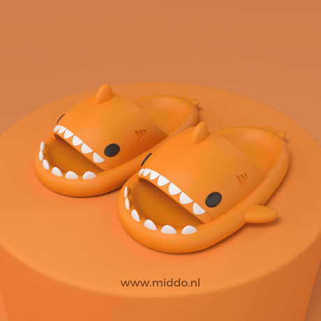 chaussons requin d'été coloris orange présentés sur fond orange assorti