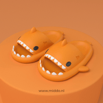 chaussons requin d'été coloris orange présentés sur fond orange assorti