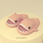 chaussons requin d'été coloris rose présentés sur fond rose assorti