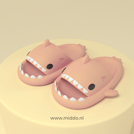 chaussons requin d'été coloris rose présentés sur fond rose assorti