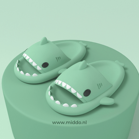 chaussons requin d'été coloris vert pâle présentés sur fond vert pâle assorti
