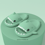 chaussons requin d'été coloris vert pâle présentés sur fond vert pâle assorti