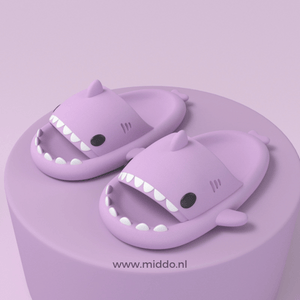 chaussons requin d'été coloris violet présentés sur fond violet assorti