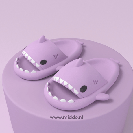chaussons requin d'été coloris violet présentés sur fond violet assorti