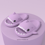 chaussons requin d'été coloris violet présentés sur fond violet assorti
