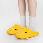 chaussons requin jaunes ultra-confortables pour garder les pieds au chaud en hiver