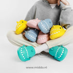 chaussons requin multicolores en peluche douce, parfaits pour adultes et enfants