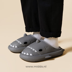 chaussons requin noirs avec semelle antidérapante pour un usage sécurisé sur tous les sols