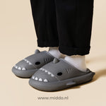 chaussons requin noirs avec semelle antidérapante pour un usage sécurisé sur tous les sols