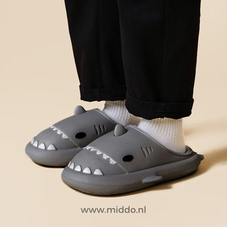 chaussons requin noirs avec semelle antidérapante pour un usage sécurisé sur tous les sols