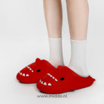 chaussons requin rouges combinant style et confort pour un intérieur chaleureux