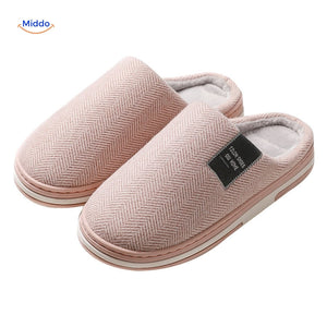 gros plan sur les chaussons rose clair en coton sur fond blanc, finition douce