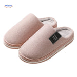 gros plan sur les chaussons rose clair en coton sur fond blanc, finition douce