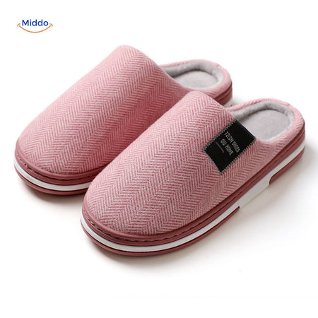 gros plan sur les chaussons rose vif en coton antidérapant sur fond blanc, détail semelle