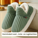 chaussons verts en fleece favorisant le soulagement des douleurs aux pieds, aux genoux et au dos