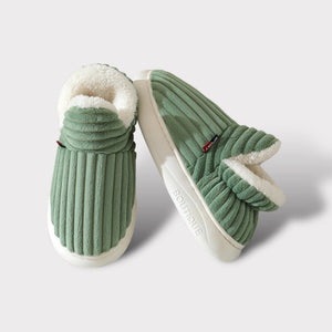 chaussons verts en fleece avec doublure et semelle en caoutchouc blanc antidérapante