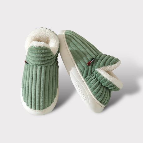 chaussons verts en fleece avec doublure et semelle en caoutchouc blanc antidérapante
