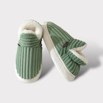 chaussons verts en fleece avec doublure et semelle en caoutchouc blanc antidérapante
