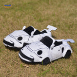 chaussons forme voiture blanc vus du dessus, doublure douce et confortable