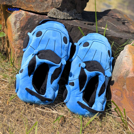 chaussons voiture bleu portés à la maison, style amusant et sensation cosy