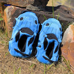 chaussons voiture bleu portés à la maison, style amusant et sensation cosy