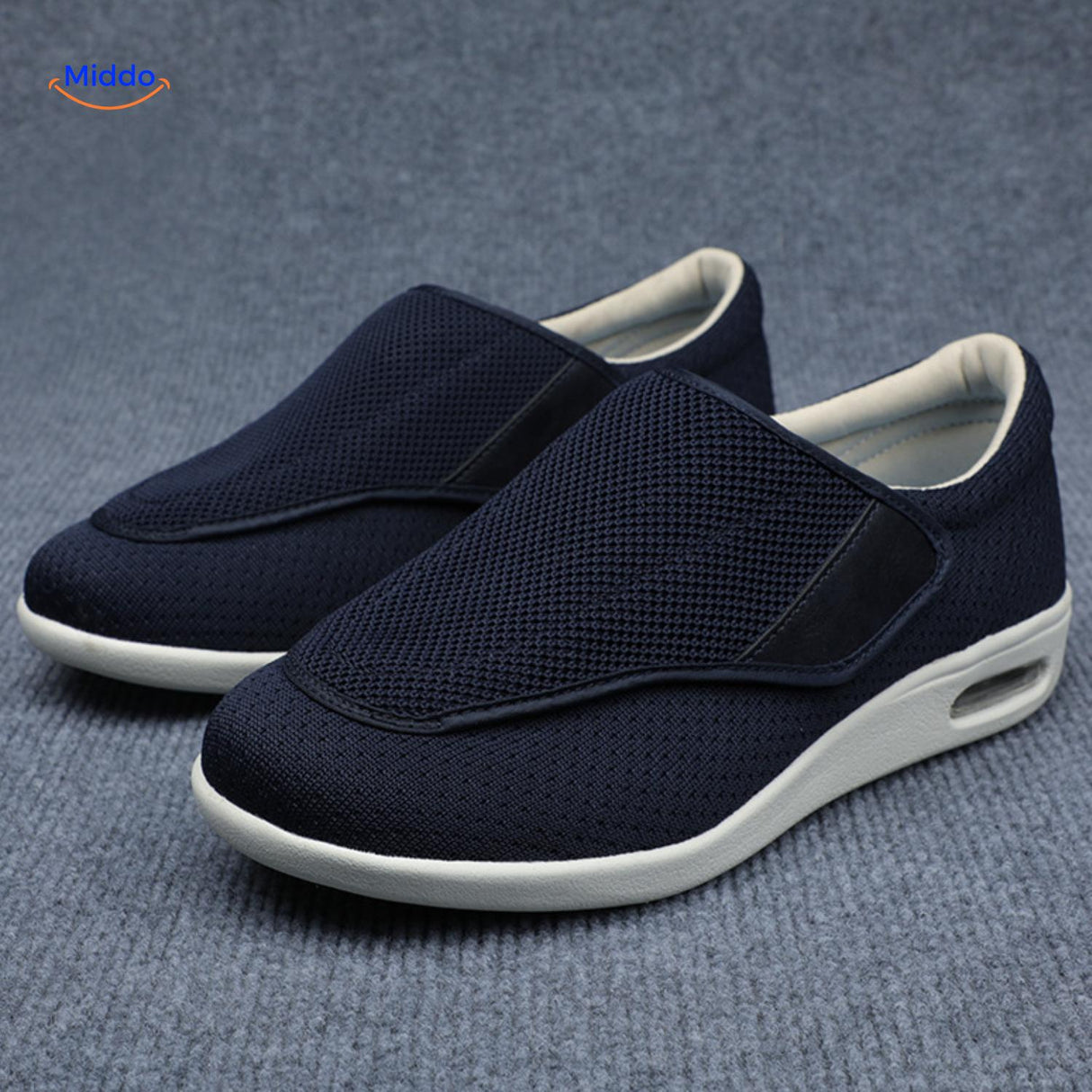 chaussures bleu marine avec fermeture velcro, profil latéral mettant en valeur la forme