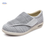 chaussures sombres avec texture rayée distinctive, style sport et confort réunis