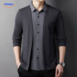 homme en chemise 2-en-1 slim fit, silhouette élégante et moderne