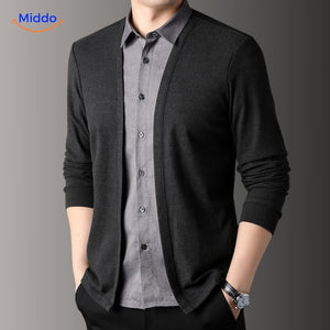 homme portant la chemise 2-en-1 slim fit, vue de face en situation lifestyle