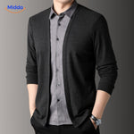 homme portant la chemise 2-en-1 slim fit, vue de face en situation lifestyle