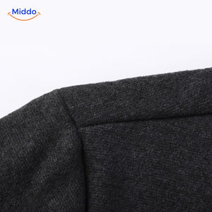 modèle portant la chemise 2-en-1 à rayures grises, style décontracté-chic en situation