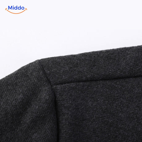 modèle portant la chemise 2-en-1 à rayures grises, style décontracté-chic en situation
