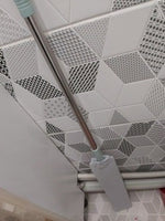 chiffon télescopique extensible utilisé pour nettoyer un mur et le bord du plafond