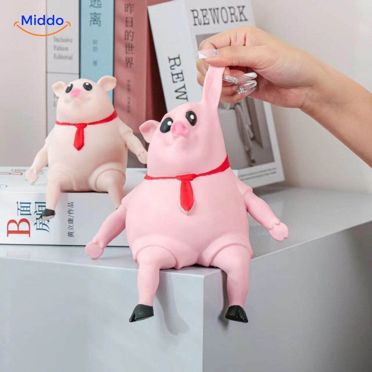 cochon squish allongé en position détendue, parfait comme jouet anti-stress apaisant