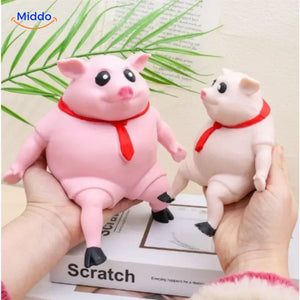 cochon squish rose avec cravate rouge, gros plan sur le design mignon et les détails